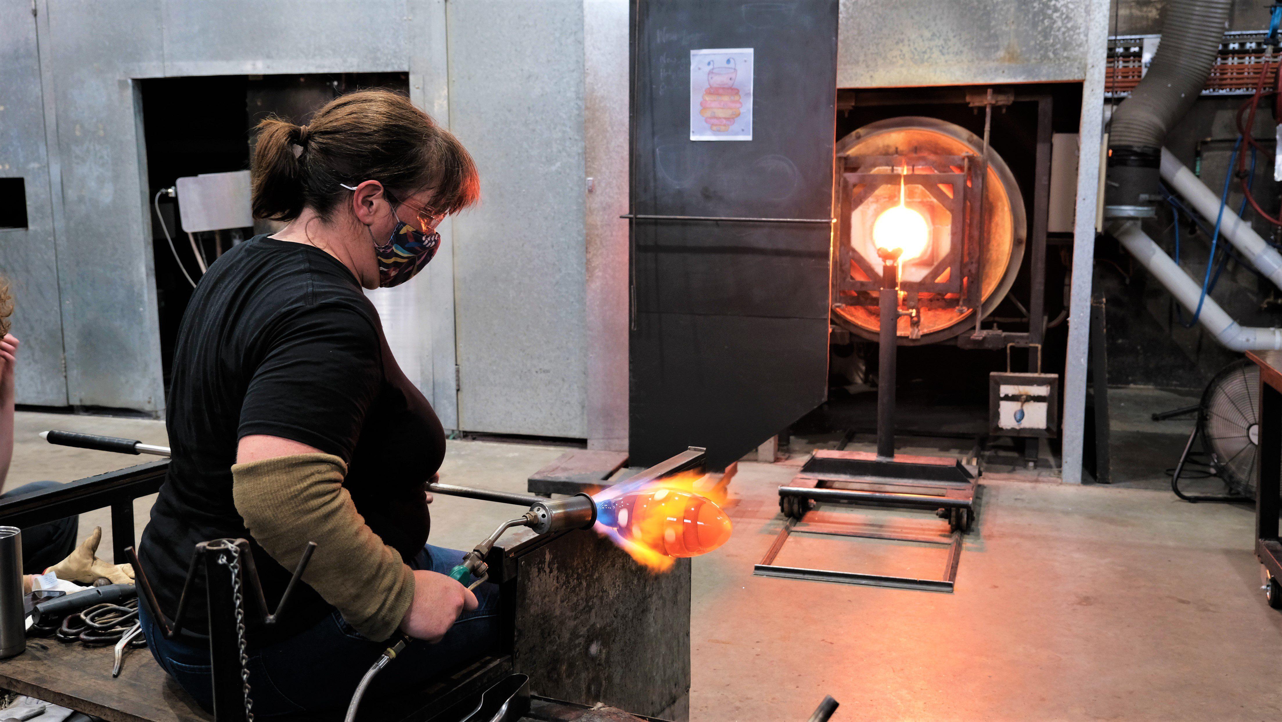 glass-artist-annette-blair-recreatuing-the-winning-2021-kids--design-compeition-in-glass.courtesy-of-canberra-glassworks-2021.